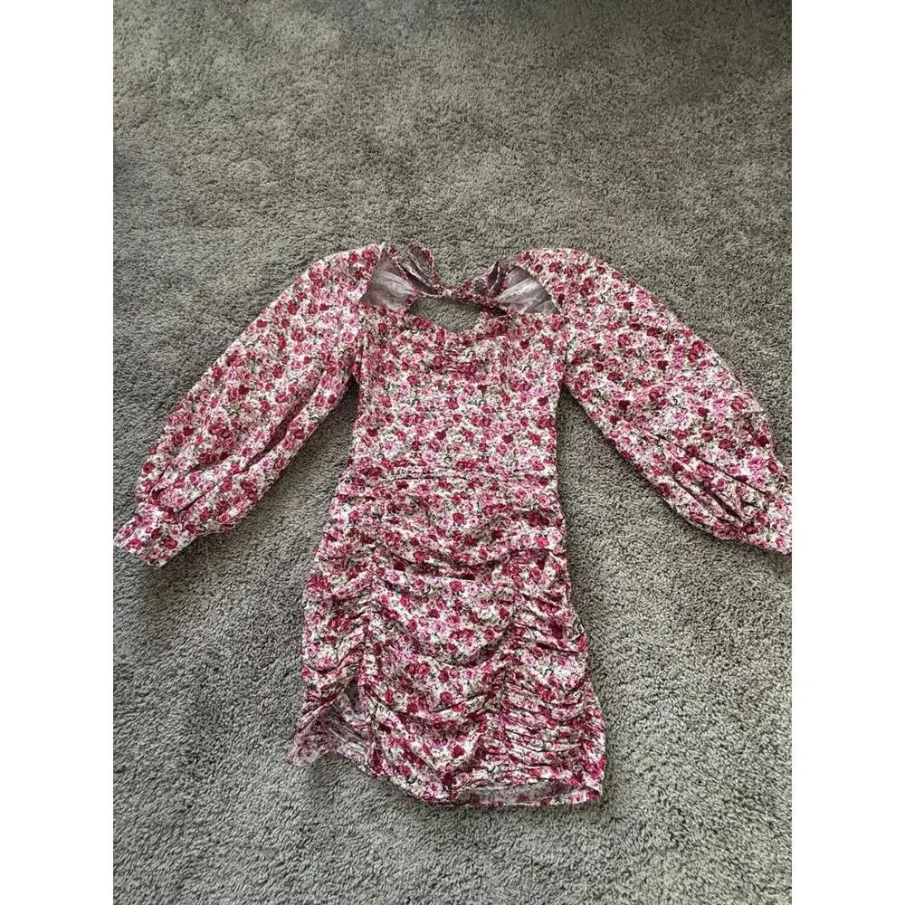 This beautiful Nasty Gal mini dress in size 4 features a vibrant floral print - Picture 4 of 12